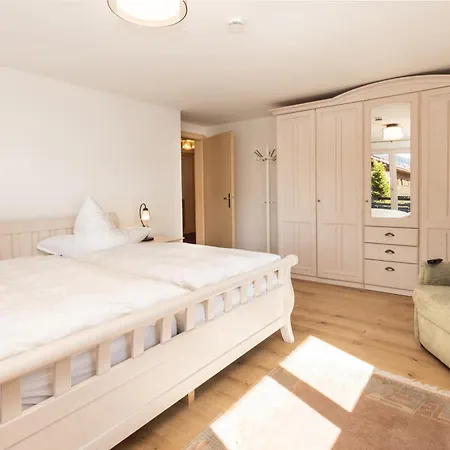 Haus Baum - *